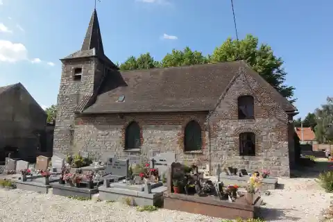 Capelle (Nord, Fr) église, vue latérale