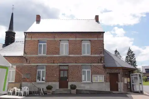 Écuélin (Nord-Fr) mairie avec tour de l'église