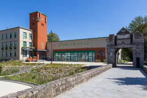Mairie de Lallaing et ancienne entrée du château