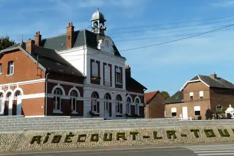 Mairie de Ribécourt-la-Tour (Nord, France) reconstruite après la 1ere Guerre mondiale