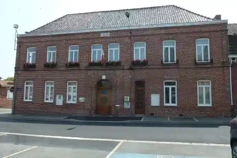 Steenbecque (France - département du Nord – la Mairie et l'école à gauche