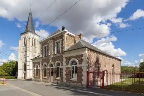 La mairie et l'église de Wavrechain-sous-Faulx