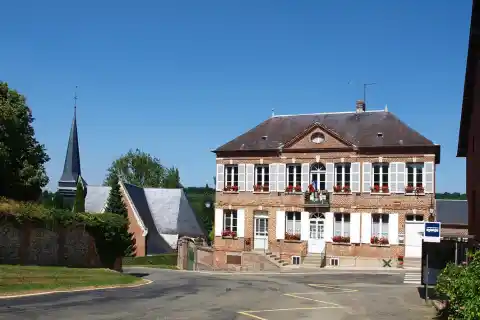 Achy (Oise, France) ; mairie & église