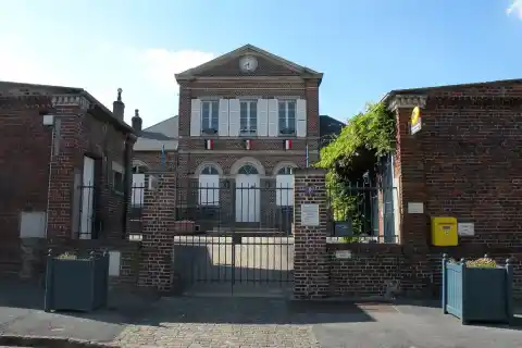 Mairie à Allonne, Oise, France