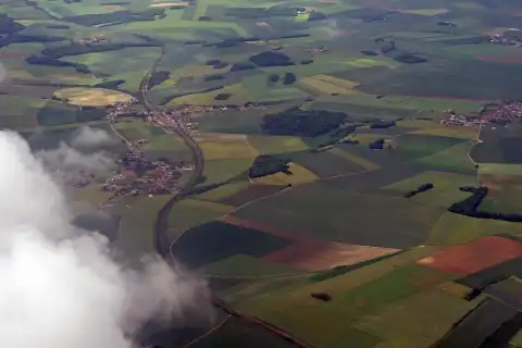 Vue aérienne de Bacouël et de la gare de Breteuil-Embranchement (Oise), France