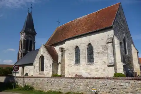 L'église Saint-Martin de Cressonsacq, située sur la commune de Cressonsacq (Oise, Picardie). Inscrite MH 1949