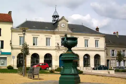 L'hôtel de ville de Nanteuil-le-Haudouin, rue Gambetta