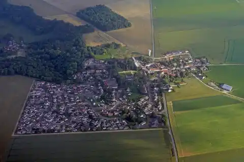 Vue aérienne d'Auvillers, commune de Neuilly-sous-Clermont (Oise), France