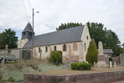 Monument aux morts et église Saint-Nicolas de la commune de Plainval (Oise)