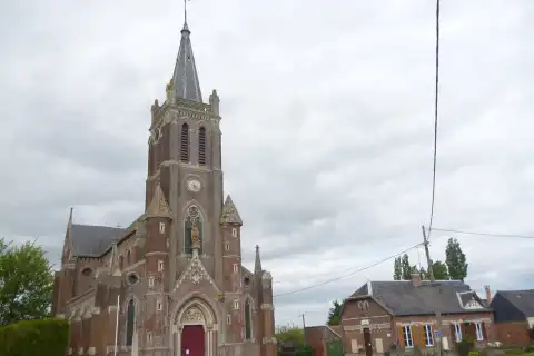 Eglise Saint-Victor, monument aux morts et mairie de la commune de Plainville (Oise)