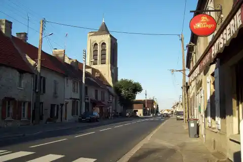 Route principale qui traverse Villeneuve-sur-Verberie