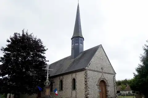 Auguaise (Normandie, France). L'église Saint-Médard