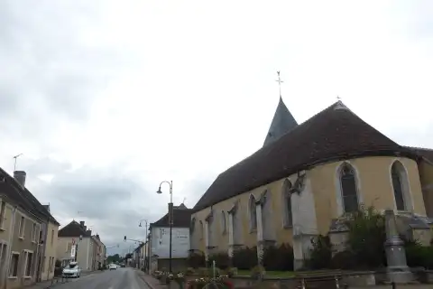 Rue principale et église Saint-Martin de Berd'huis, dans l'Orne