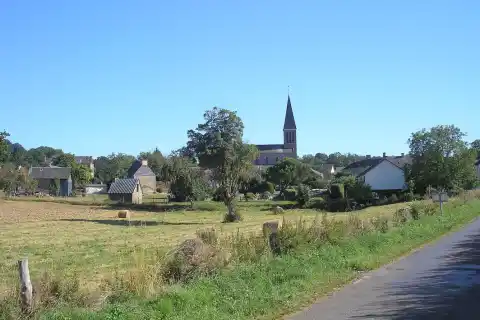 Montilly-sur-Noireau (Normandie, France). Vue du bourg depuis le nord