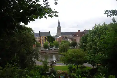Vue du centre de Moulins-la-Marche depuis la Motte féodale (Orne, France)