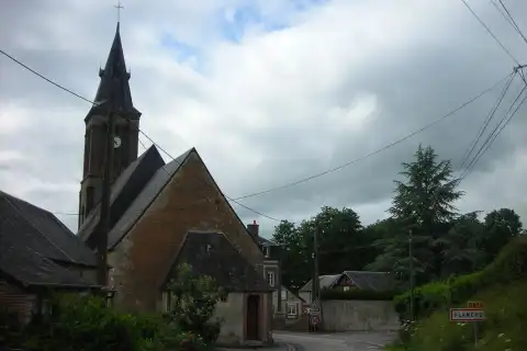 Entrée du village de Planches avec vue de l'église (Orne, France)