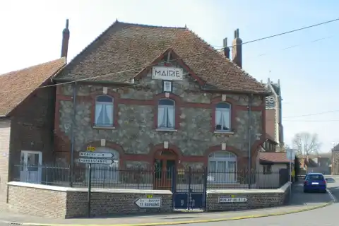 Vue de la mairie d'Adinfer