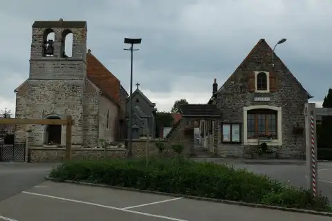 Vue de la rue de l'église de Bellebrune : l'église et la mairie figurent sur l'image