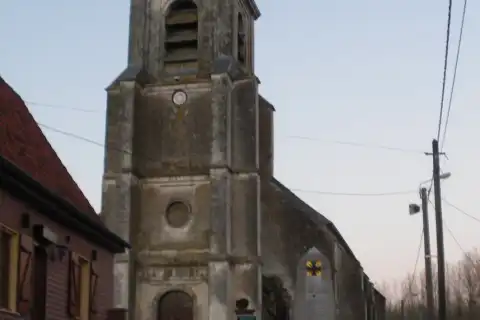 Vue de l'église Saint-Martin et du monument aux morts de Caumont