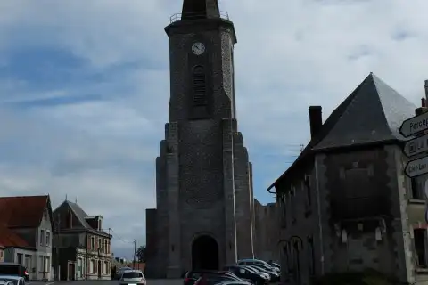 Vue de l'église et de la place attenante de Croisilles (62)