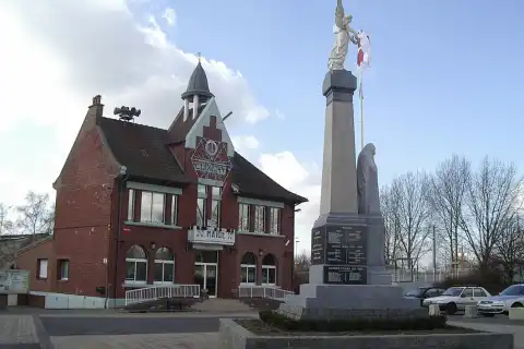 Mairie et monument aux morts de Cuinchy