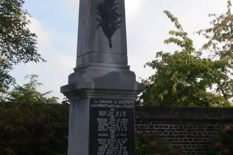 Vue du monument aux morts de Drouvin-le-Marais