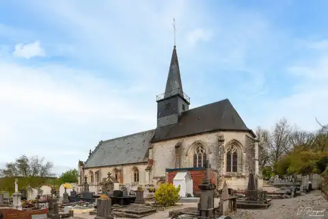 L'église Saint-Vaast d'Ecuires, de style gothique flamboyant, est classée aux Monuments Historiques