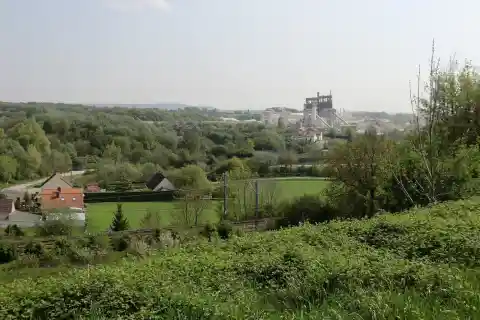 Vue sur une carrière de Ferques, commune du Pas-de-Calais, France