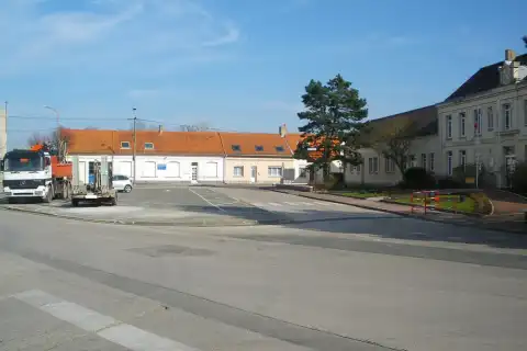 Vue de la place de l'Europe de Marck. Sur la droite se trouve la mairie, au fond la bibliothèque