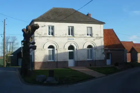 Vue de la mairie de Monchiet