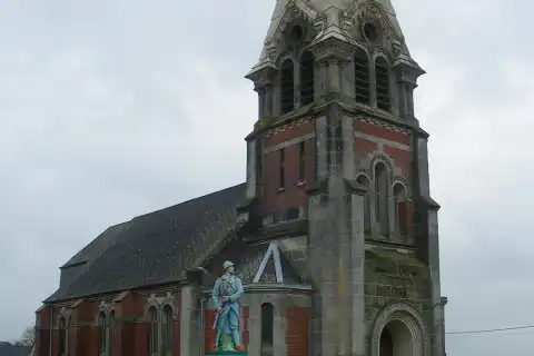 Vue de l'église Saint-Pierre et du monument aux morts de Neuville-Bourjonval