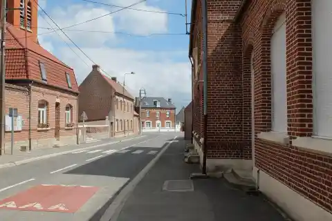 Vue de la rue de la mairie de Noyelles-sous-Bellonne