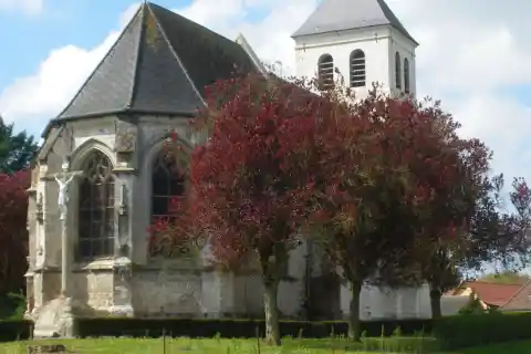 Vue de l'église Saint-Vaast de Rebreuviette