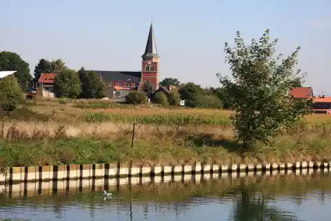Le village de Rœux au bord de la Scarpe