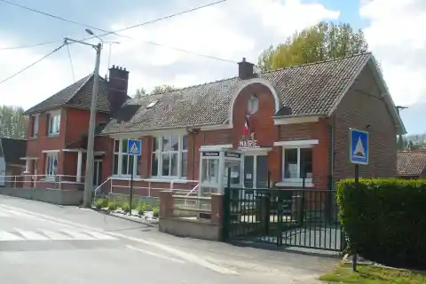 Vue de la mairie de Saint-Rémy-au-Bois
