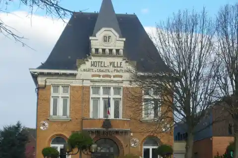 Vue de l'hôtel de ville de Vermelles