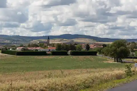 Vue d'ensemble du village d'Aubiat depuis la D22
