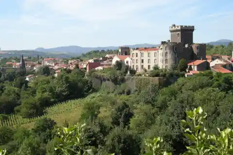 Village de Châteaugay dans le Puys de Dôme (France)