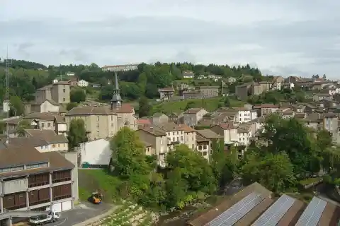 Vue générale du village d'Olliergues depuis l'entrée de la ville