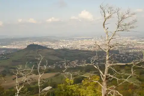 Romagnat, au premier plan, au pied du Montrognon, et avec Clermont-Ferrand en arrière-plan