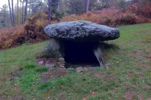 Dolmen de la Pierre-Fade, Saint-Étienne-des-Champs, Puy-de-Dôme, Auvergne