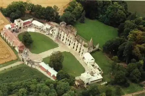 Vue aérienne 2000 du Chateau de Villemont (Commune de Vensat - Puy de Dôme - Auvergne - FRANCE)