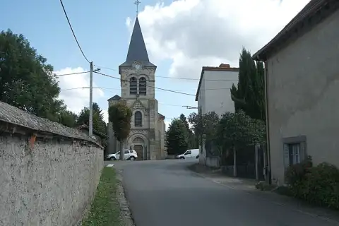 Église et route départementale 4 à Vinzelles, Puy-de-Dôme, France [15134]