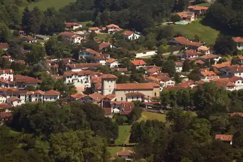 Le village d'Ascain, vu du sommet de la Rhune