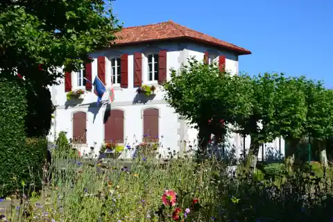 Photographie de la mairie de Bassussarry depuis une rue adjacente à l'été 2019