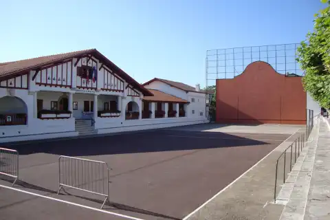 Mairie et fronton de pelote basque à Guéthary, Pyrénées-Atlantiques, France