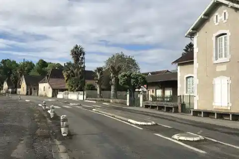 Rue principale de Lalongue (64, France)