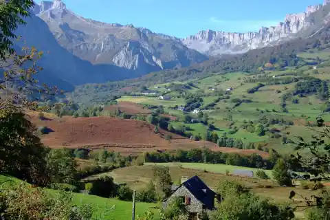 Lescun (Pyrénées-Atlantiques, Aquitaine, France) - Vue en direction du Pas d'Azuns, depuis le GR 10