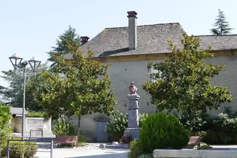 Le monument aux morts à Mirepeix (Pyrénées-Atlantiques, Nouvelle Aquitaine, France)