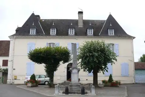 La mairie-école de Sus (Pyrénées-Atlantiques, France)